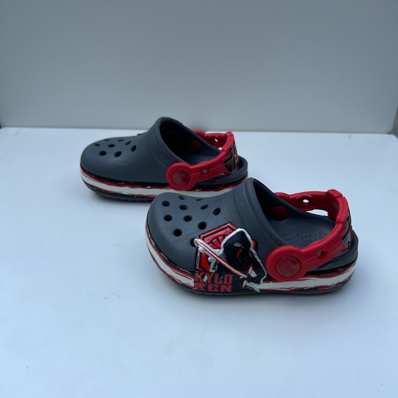 Crocs Toddler Grey Red
Kylo Ren Glow In The Dark Cushioned Star Wars Clog 4/5 C - Picture 12 of 14
